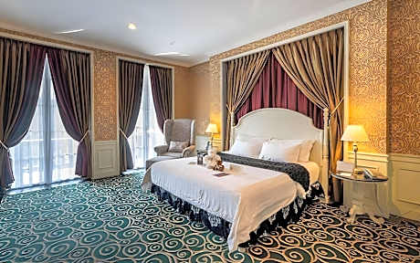 Deluxe King Pool View