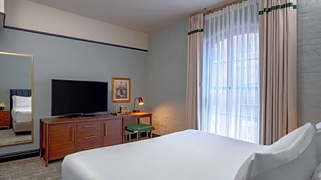 King Room with Street View