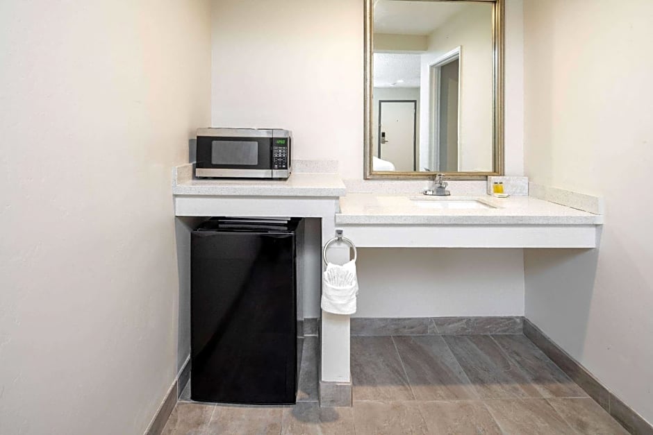 Super 8 by Wyndham Bakersfield CA