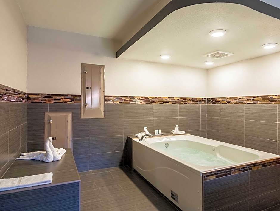 Clarion Inn & Suites Russellville I-40