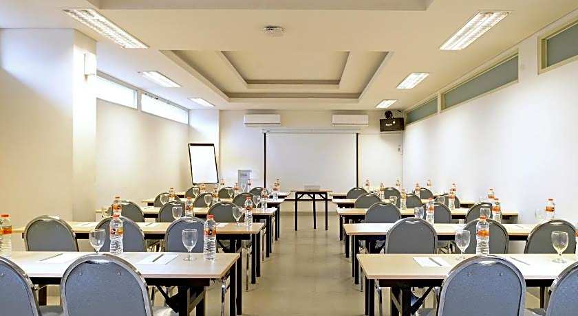 Pop Hotel Diponegoro Surabaya