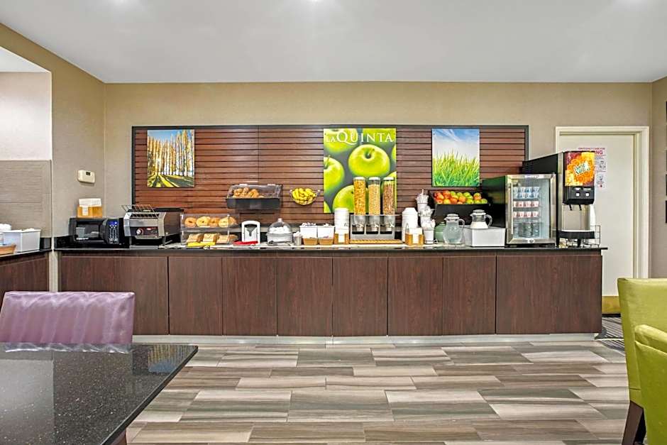 La Quinta Inn & Suites by Wyndham DFW Airport South/Irving