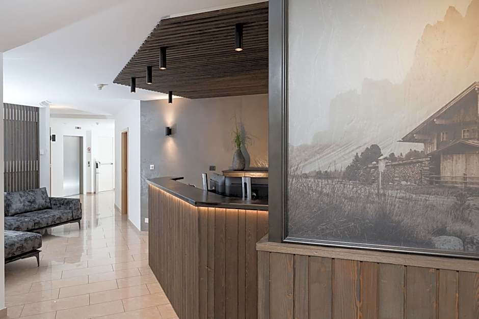 Aparthotel Familiaris - Family Apartments - Pools & Spa in Dolomites