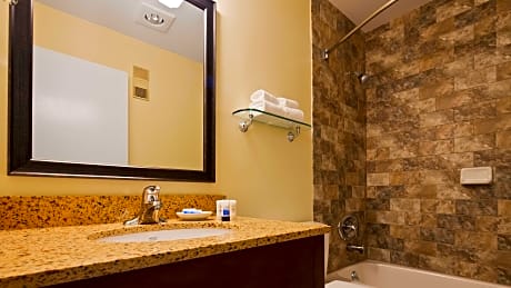 1 KING BED,NSMK,NOPET,WHISPD,COFMKR,MICRFG,IRON,FULL BREAKFAST