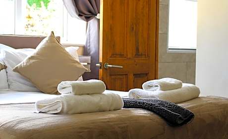 Single room-Basic-Ensuite with Shower-Whitethorns 5