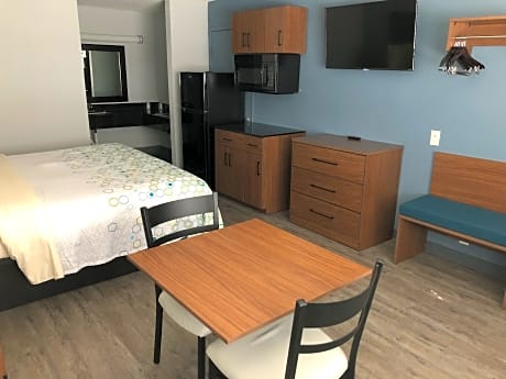 Studio King Bed with Stovetop Non-Smoking