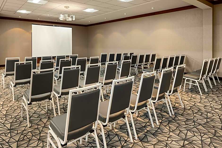 Delta Hotels by Marriott Milwaukee Northwest