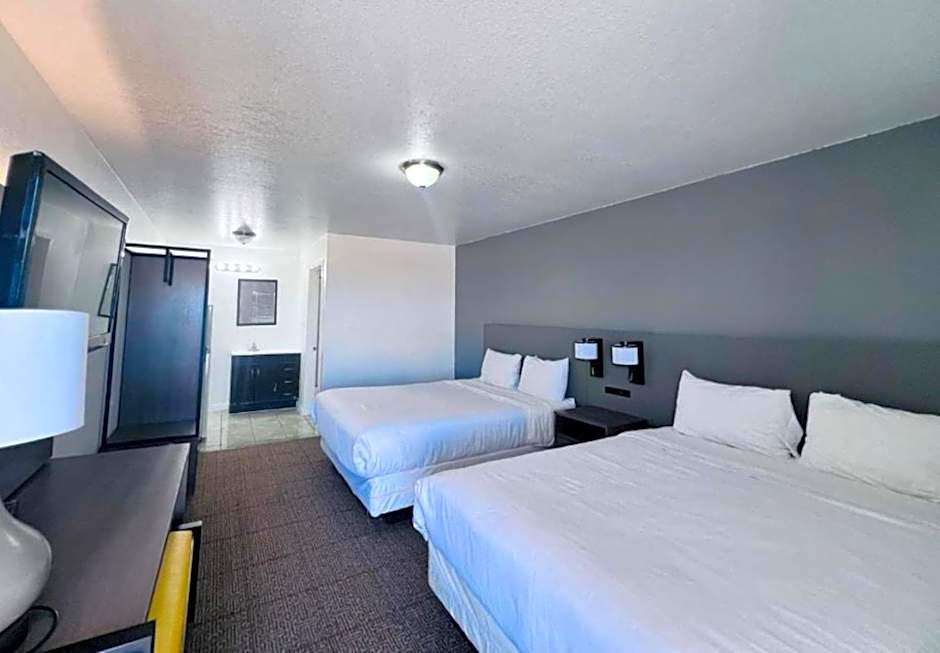 OYO Garden Inn and Suites Pearsall I-35 East