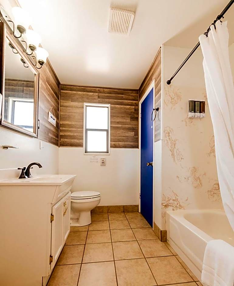 Home Style Apartments - 1 & 3 BR Suites with Full Kitchen