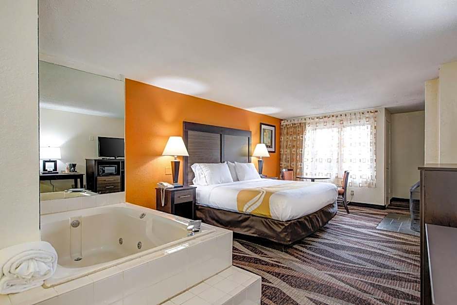 Quality Inn Creekside - Downtown Gatlinburg
