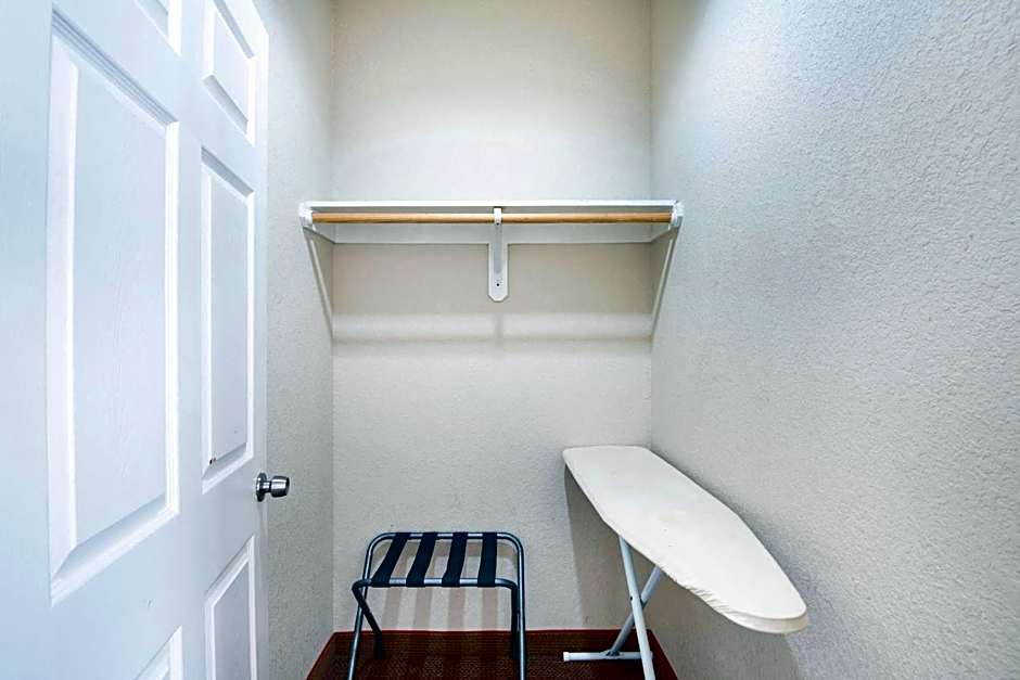 OYO Townhouse Clute Lake Jackson