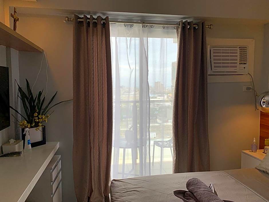 Neat and Cozy Minimalist Studio