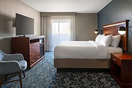 Traditional King Room with Roll-in Shower - Mobility and Hearing Accessible