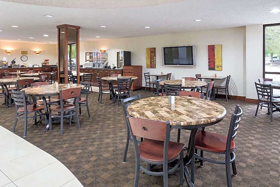 Ramada by Wyndham Bettendorf