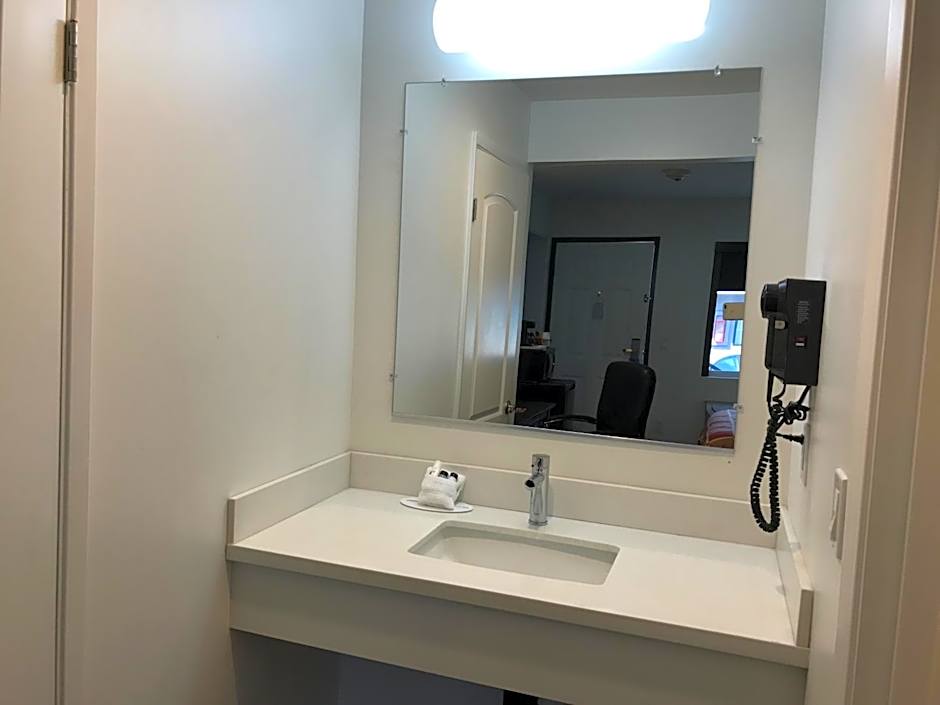 Travelodge by Wyndham LAX South