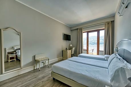 Double Room with Lake View and Balcony