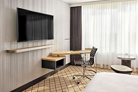 Guest room, 1 King, Stadium & City side
