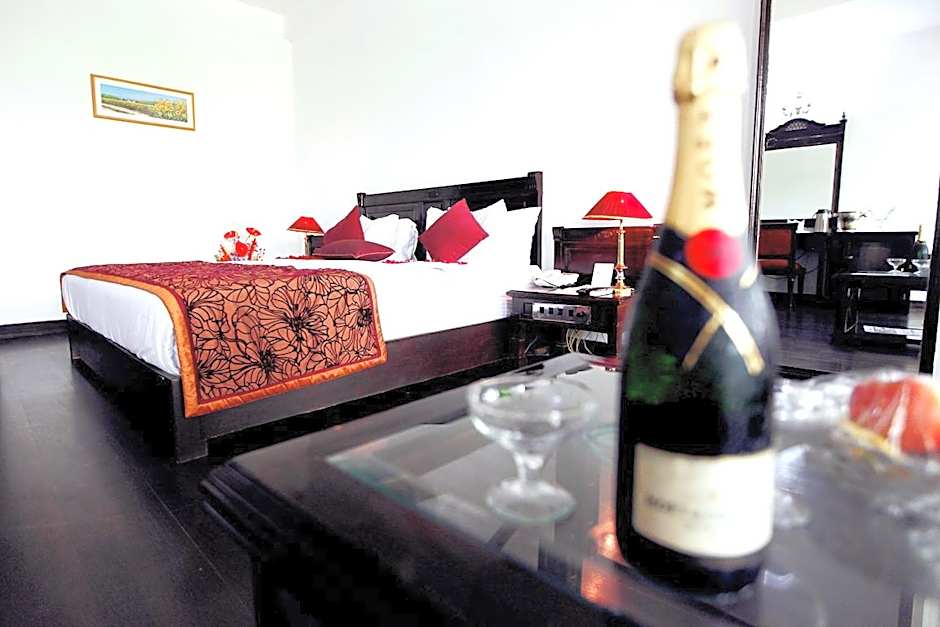 Hotel K.C. Cross Road