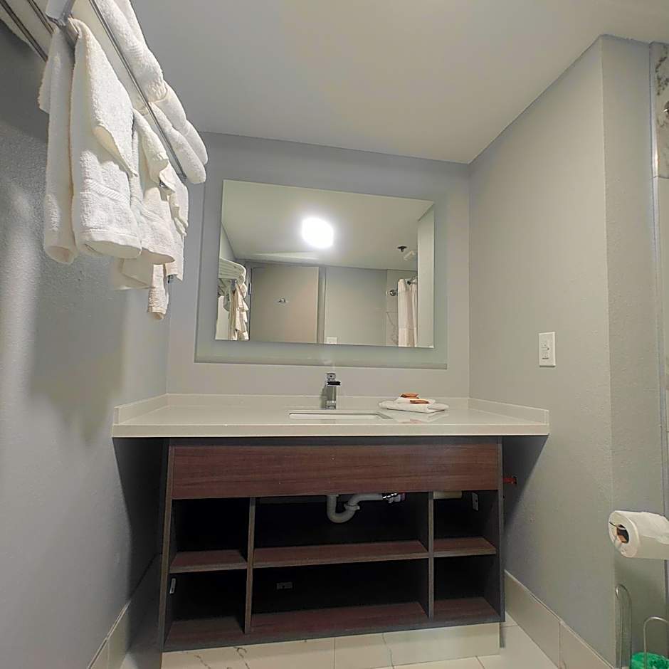 Mountain Vista Inn & Suites - Walking Distance to the Island
