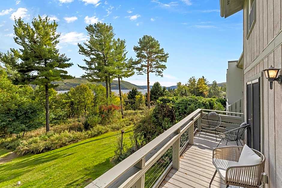 Canandaigua Lake Retreat with view and private beach access, foliage, hike, and Ski