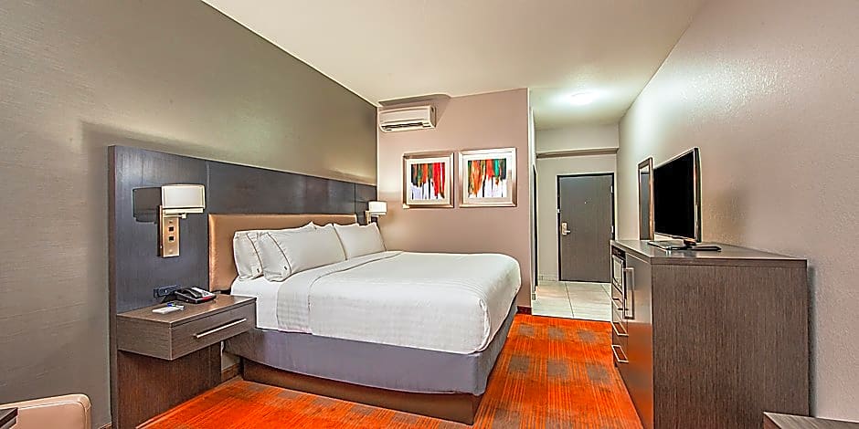 Holiday Inn Express & Suites Shawnee-Kansas City West By IHG