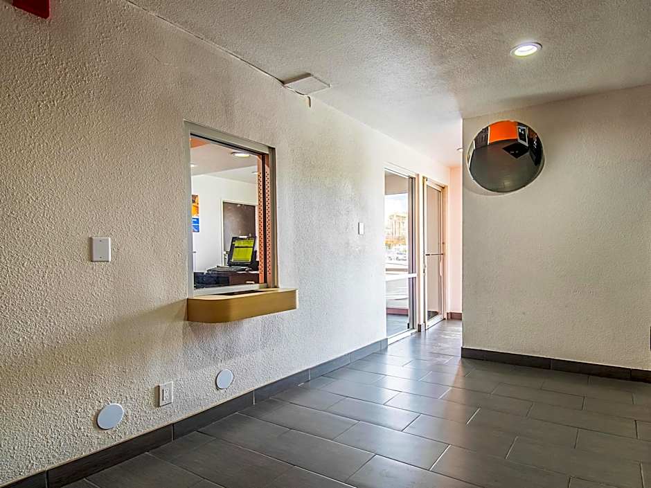Motel 6-Bakersfield, CA - Airport