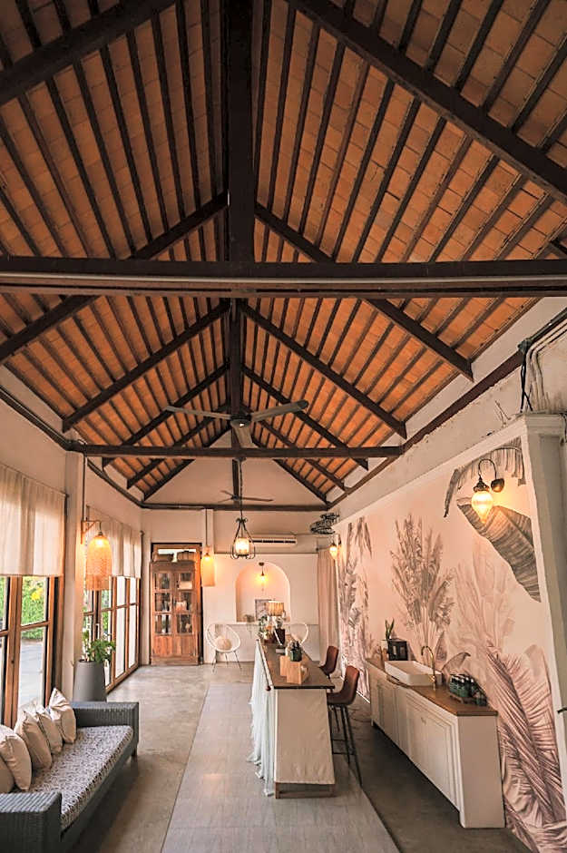 White Wall Riverfront Hotel