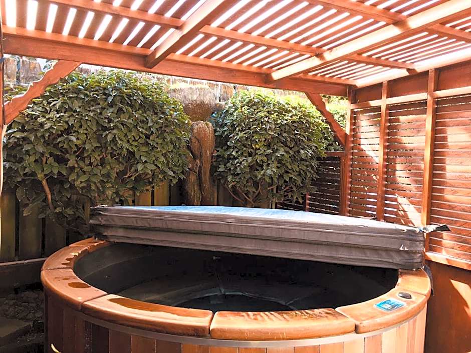 Cascades Lakefront Motel