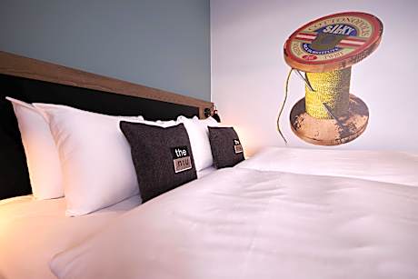 1 Queen Standard Accessible