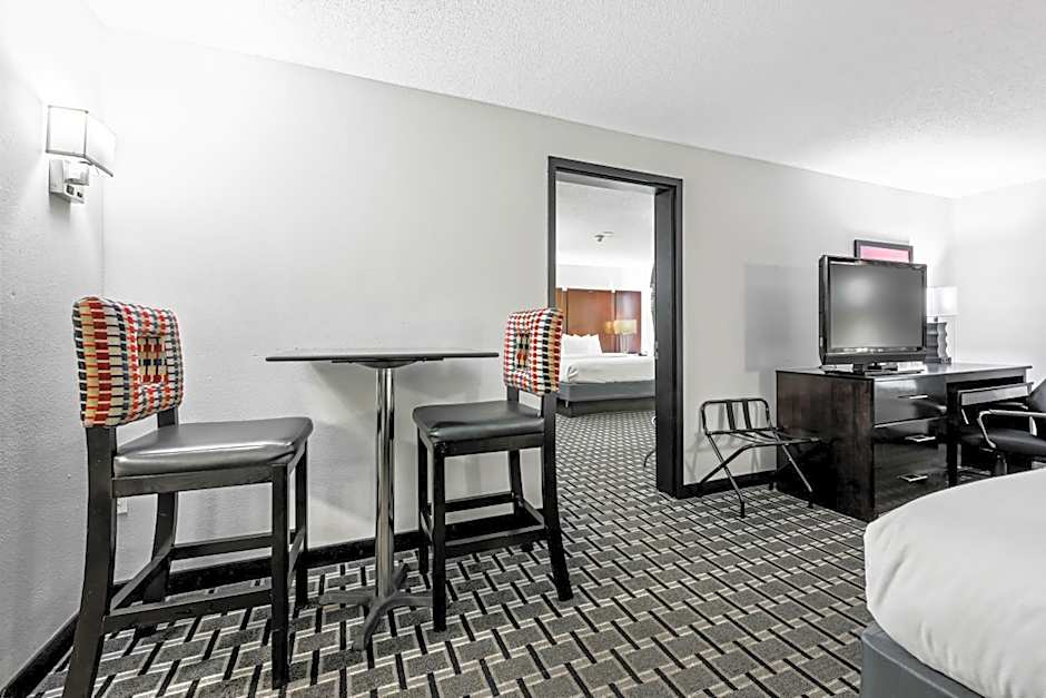 Photo 1 of 6 of 1 King Bed and 2 Queen Beds Suite