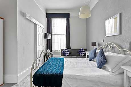 Double or Twin-Family-Ensuite with Shower