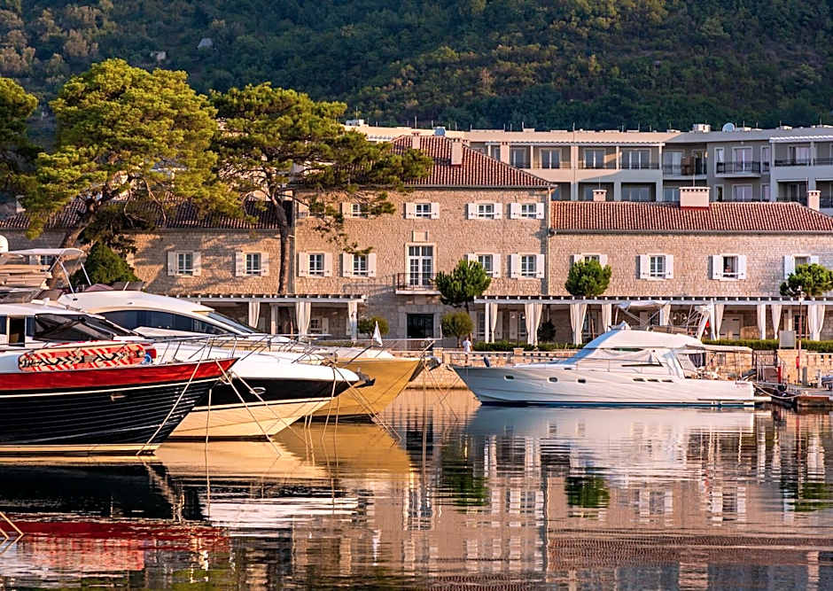 Lazure Hotel & Marina