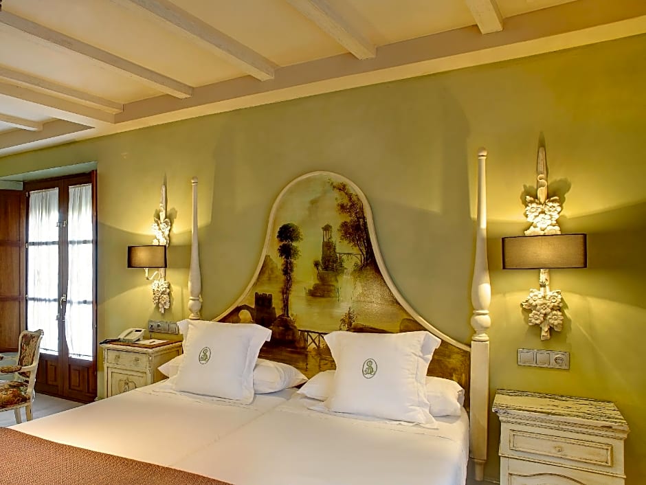 Photo 1 of 7 of Triple - 3 Single Beds
