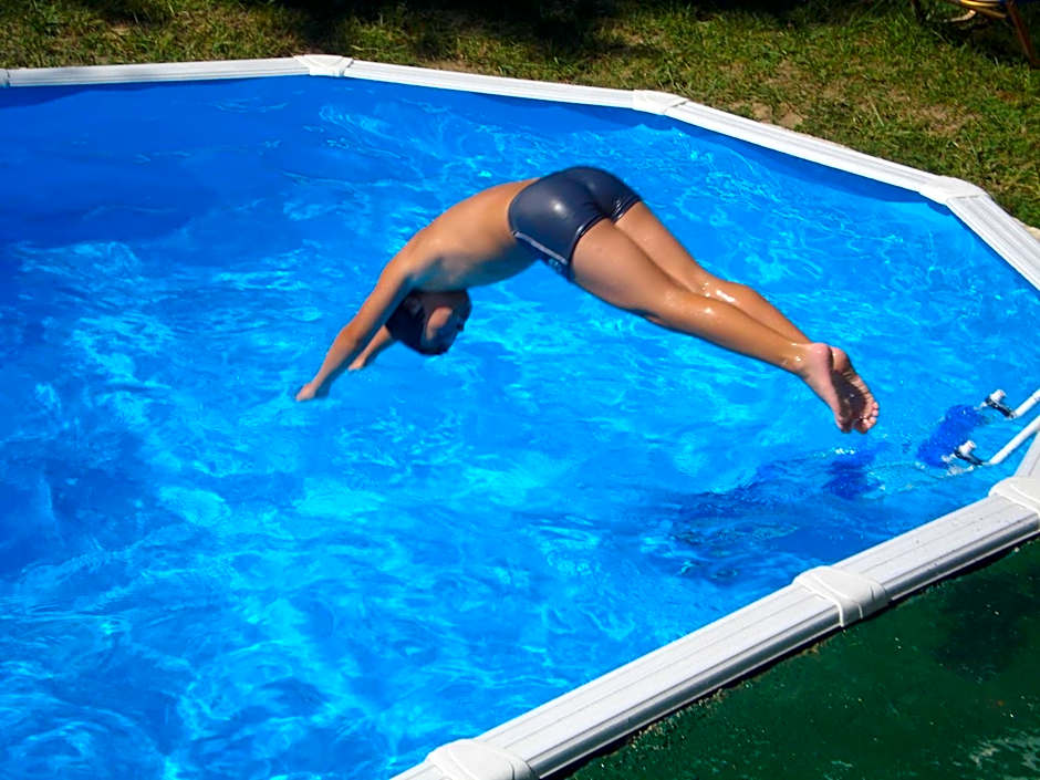 Georgina Apartments-pool-river-sea 5'
