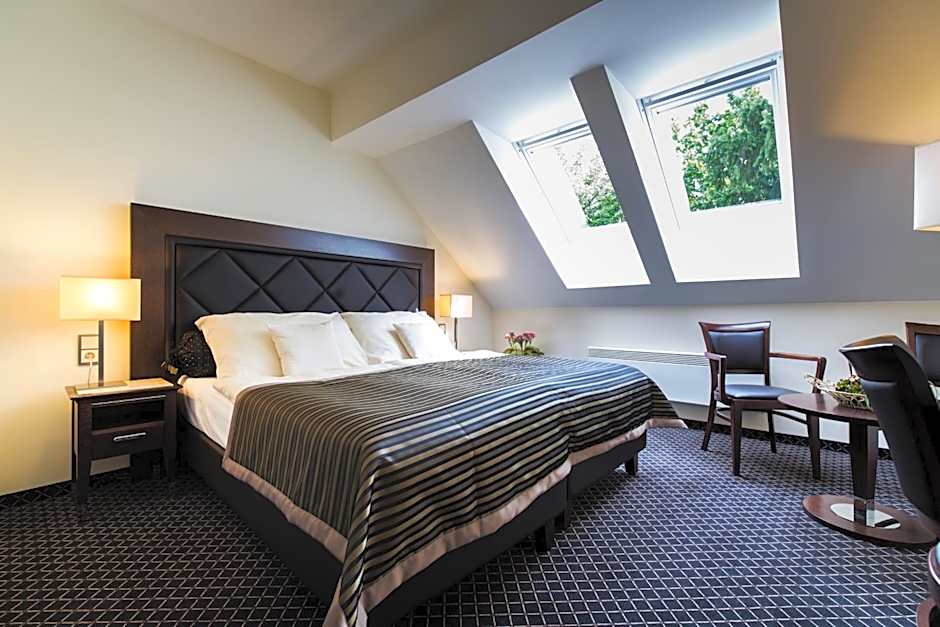 Hotel Selsky Dvur - Bohemian Village Courtyard