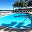 TAMPA BAY, BEACH step away, WIFI, FREE PARKING,POOLS, JACUZZI