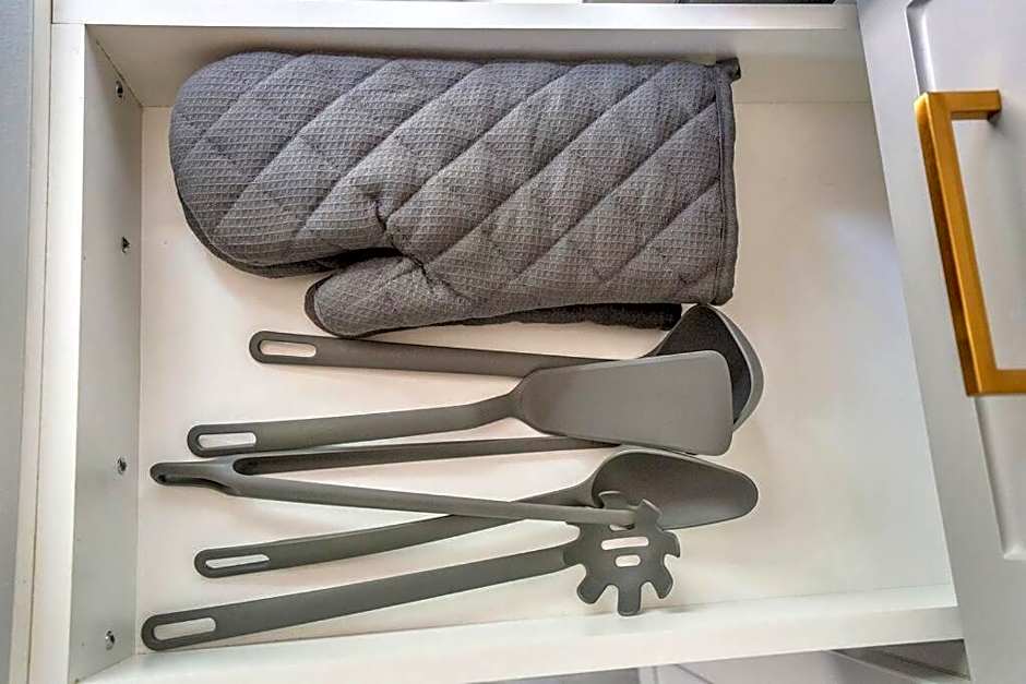 Chic Mid-Century Flat Downtown