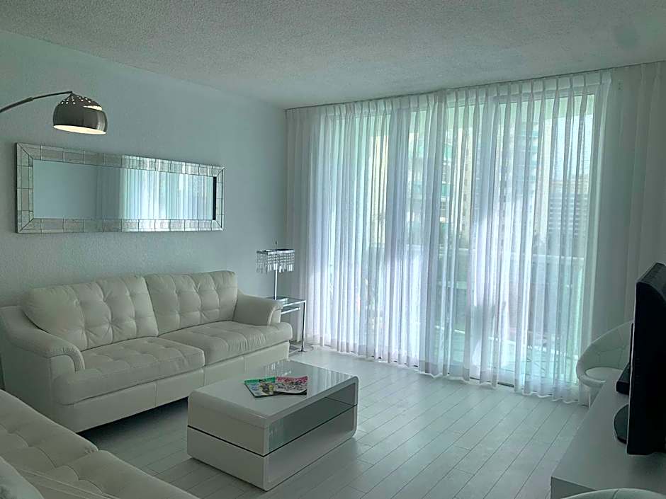Tides Apt on Hollywood Beach