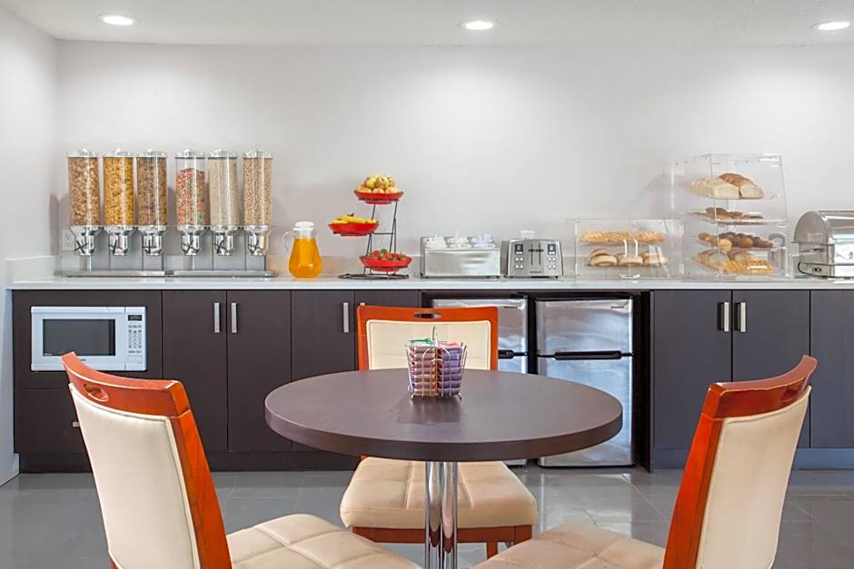 Econo Lodge Inn & Suites