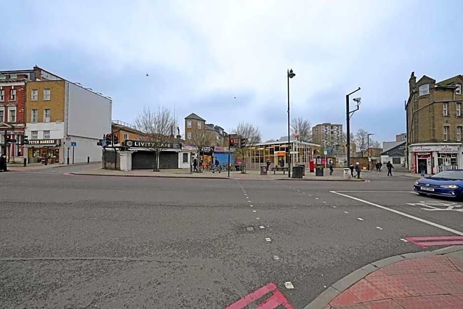 London Oasis Flat with High-Speed Broadband and Free Parking