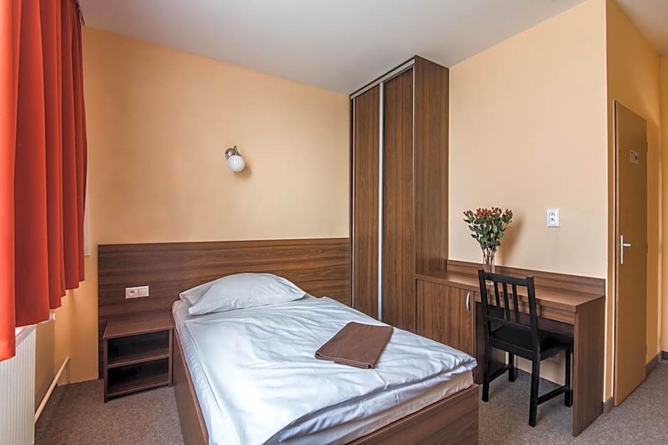 City Hotel B&B, reception 24 7, 800m od-from R1, free parking