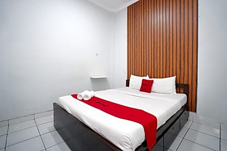 RedDoorz near Padang Golf Adisucipto