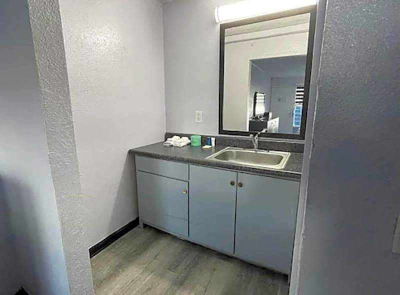 Budgetel Inn & Suites