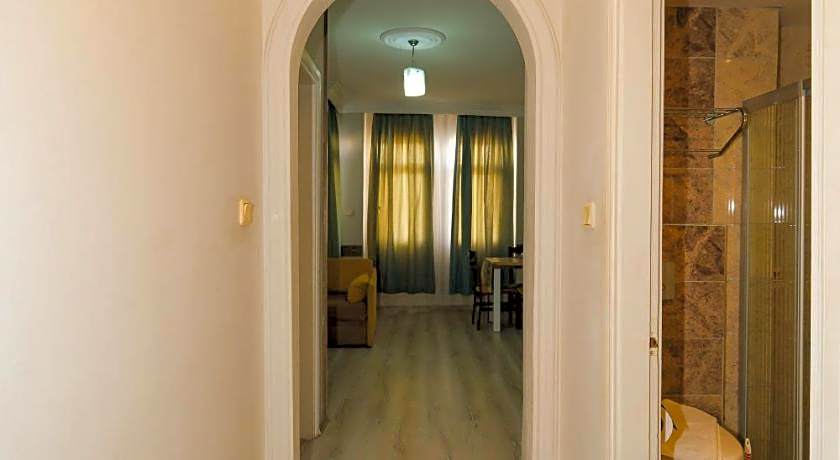 Cleopatra King Apart