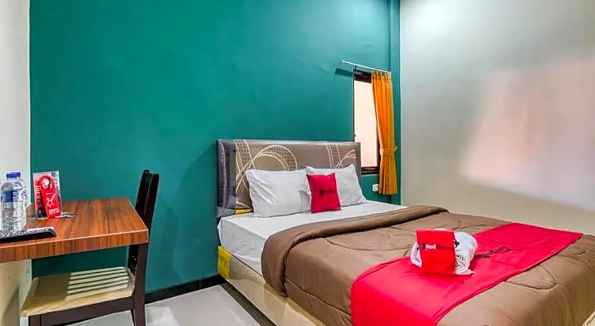 RedDoorz Syariah near Airlangga University Campus B