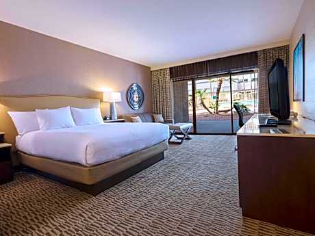 King Room with Roll-In Shower - Mobility Access