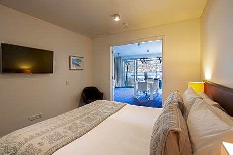 Three-Bedroom Apartment with Lake View