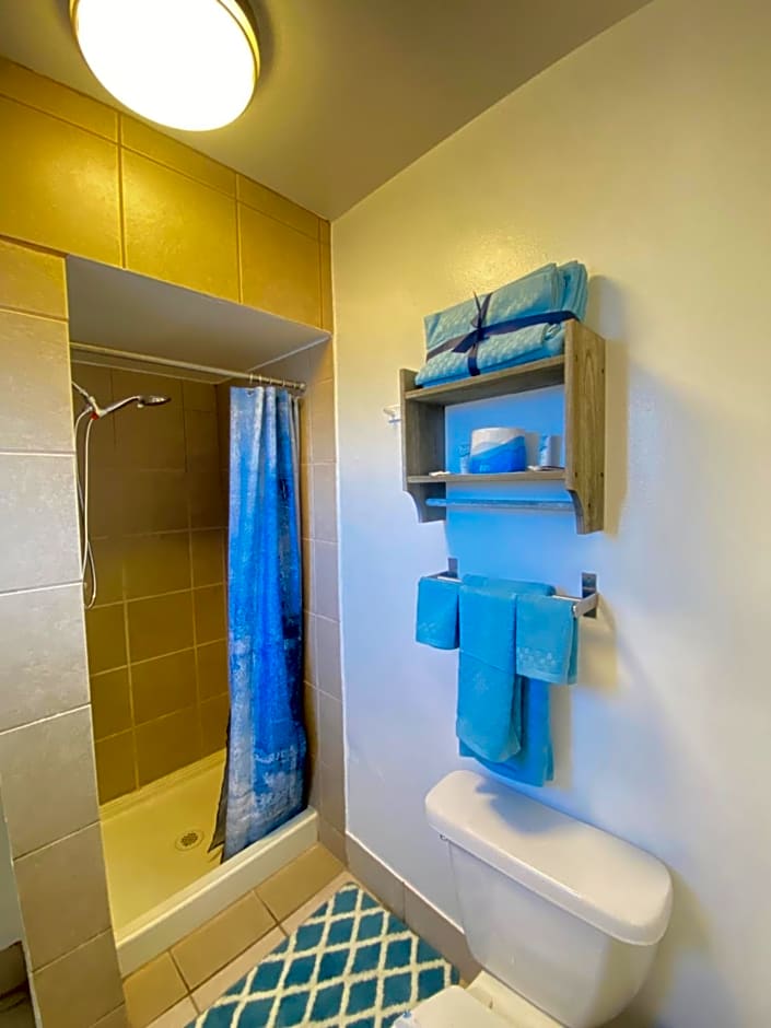 Bluebird Day Inn & Suites