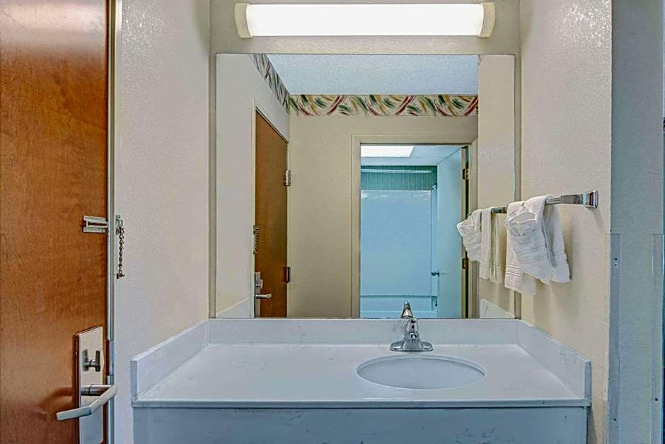 Days Inn by Wyndham Louisburg