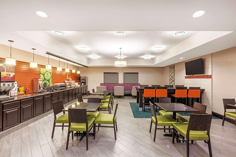 La Quinta Inn & Suites by Wyndham Bush Intercontinental Airport East